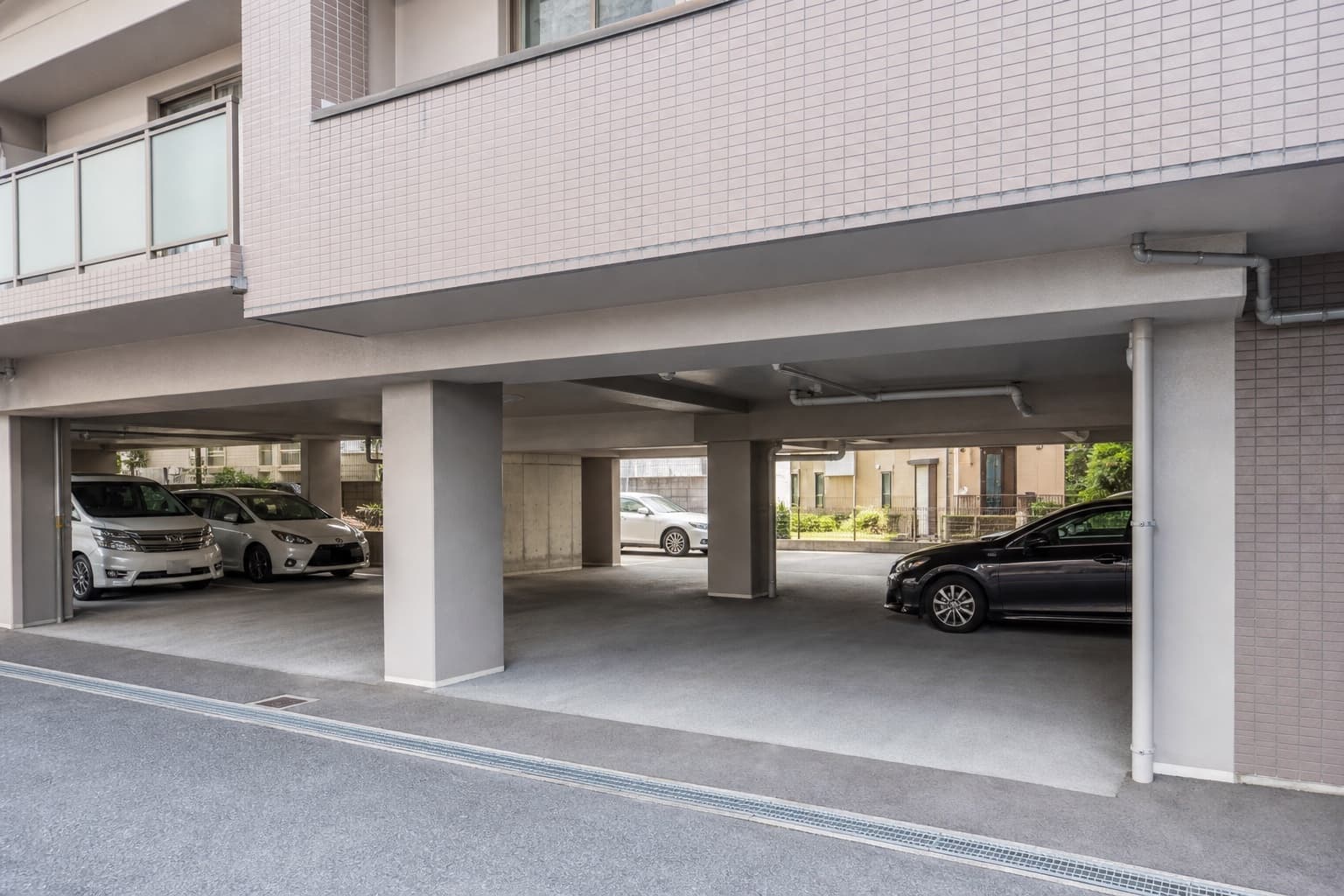 マンションの建物下に設けられた屋根付き駐車場