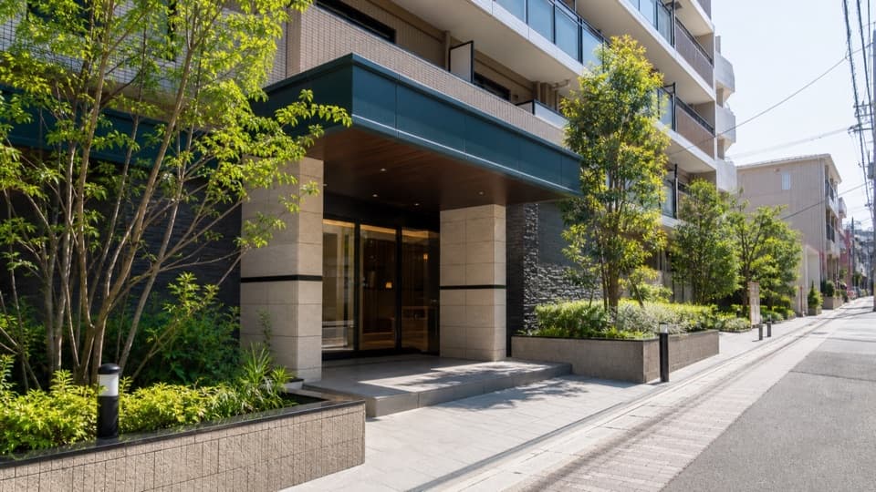 植栽や共用エントランスが手入れされたマンション